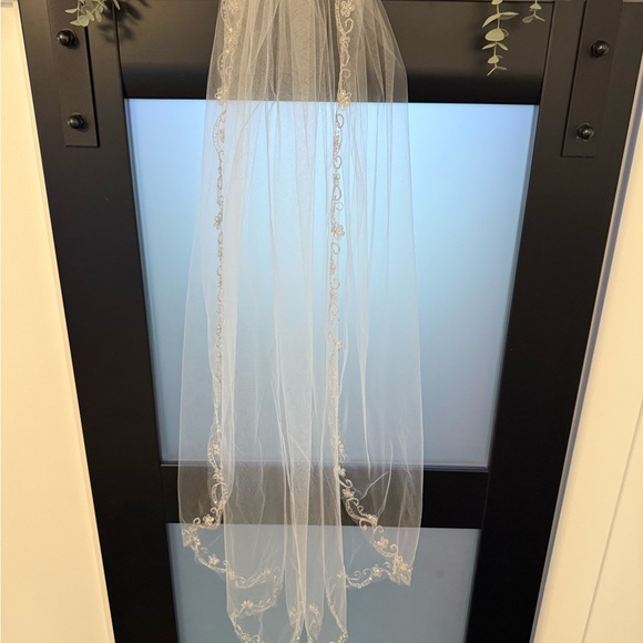 David's Bridal White Floral Embroidered Veil - Picture 2 of 7